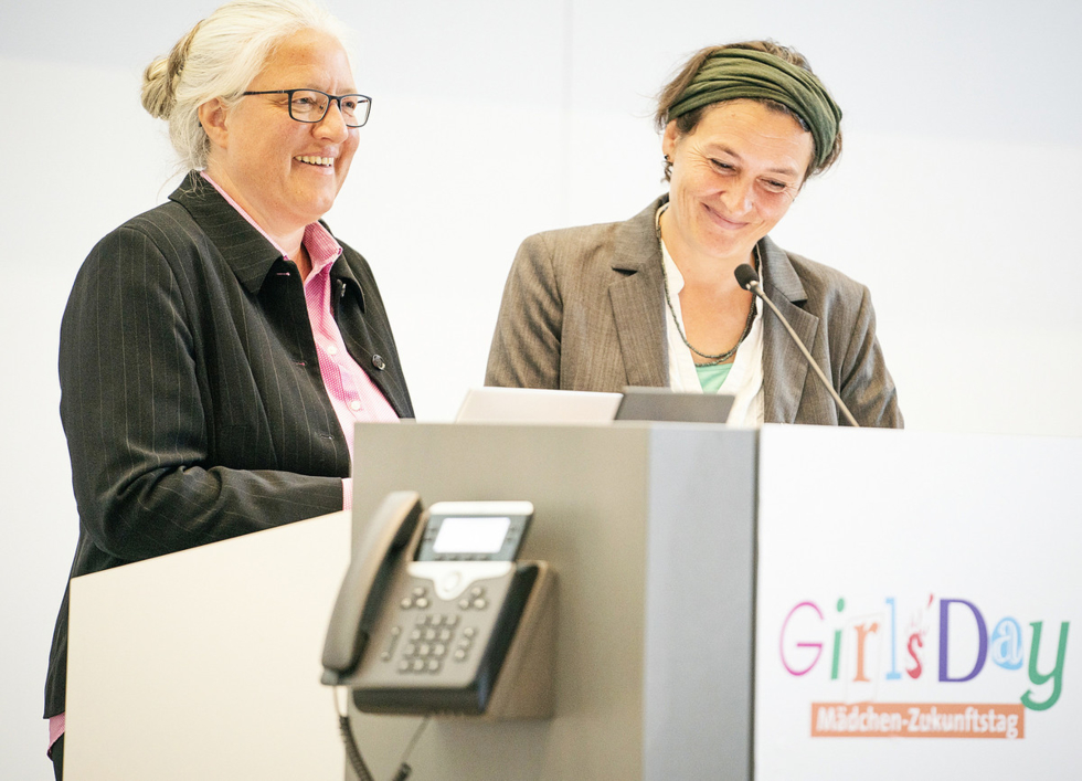 Wenka Wentzel und Lore Funk (rechts) vom Kompetenzzentrum Technik-Diversity-Chancengleichheit e. V. freuen sich, die neuen Evaluationsergebnisse der Aktionstage vorstellen zu dürfen.