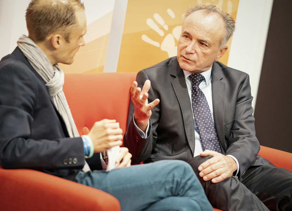 Sofatalk: Bruno Rattey von der Stahlbau Rattey GmbH Oberhausen berichtet über seine Erfahrungen mit Frauen im Stahlbetrieb.